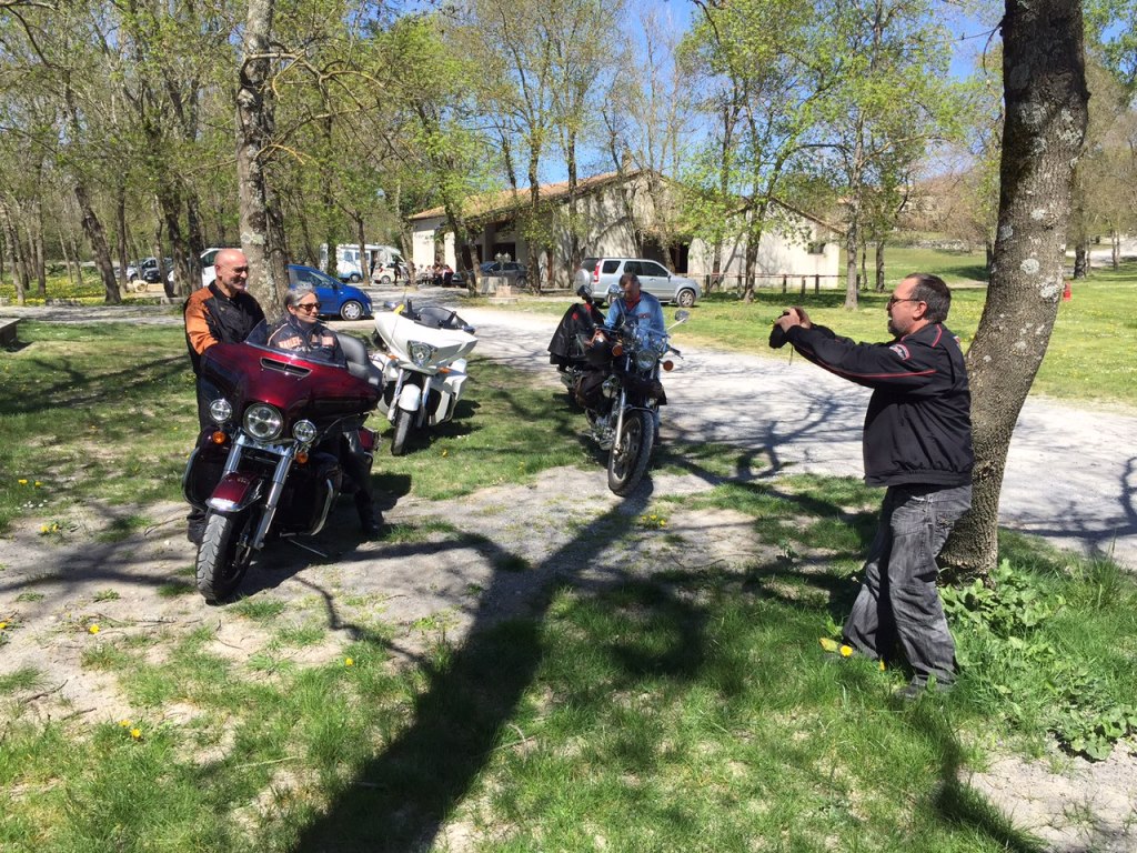 la pose pour la nouvelle moto de Richard